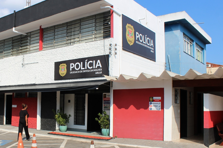 Imagem: Mulher é esfaqueada em Arujá; familiares apontam ex-companheira do irmão como autora, que fugiu em carro. Publicada no portal A+.