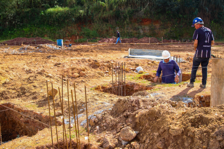 Imagem: Ferraz avança com obras em escolas, UBSs, praças e vias públicas. Publicada no portal A+.
