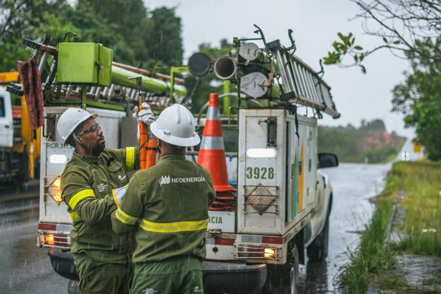 Imagem: Neoenergia Elektro reforça equipes para risco de temporais e ventos de até 90 km/h durante o 2º turno. Publicada no portal A+.