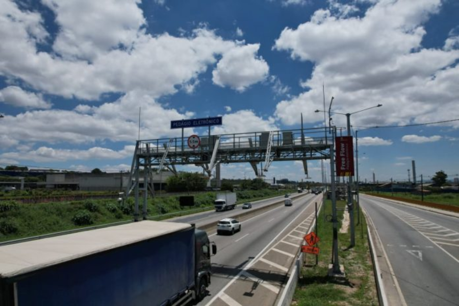 Imagem: Free Flow da Dutra fica mais caro: novas tarifas já estão valendo em Arujá e Guarulhos; reajuste é de 4,44%. Publicada no portal A+.