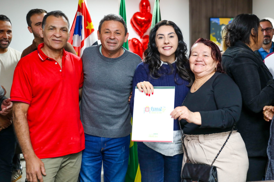 Imagem: Ferraz entrega matrículas de regularização fundiária para moradores do Sítio Paredão. Publicada no portal A+.