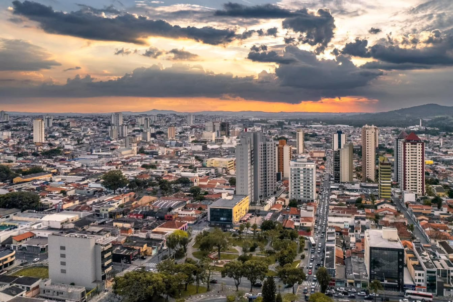 Imagem: Enquanto o mercado de trabalho desacelera, construção civil cresce no Brasil e no Alto Tietê. Publicada no portal A+.